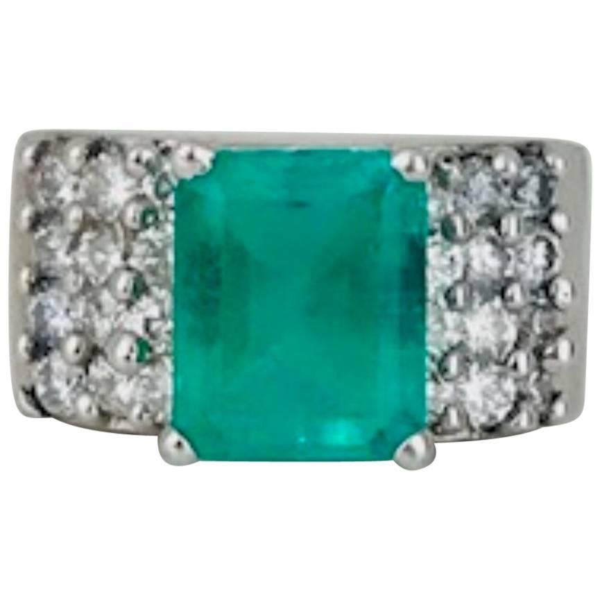 Colombian Emerald 3.27 Carat, Contemporary, 1.20 Carat VS Diamond 18k Gold Ring  For Sale