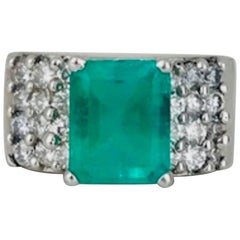 Colombian Emerald 3.27 Carat, Contemporary, 1.20 Carat VS Diamond 18k Gold Ring 