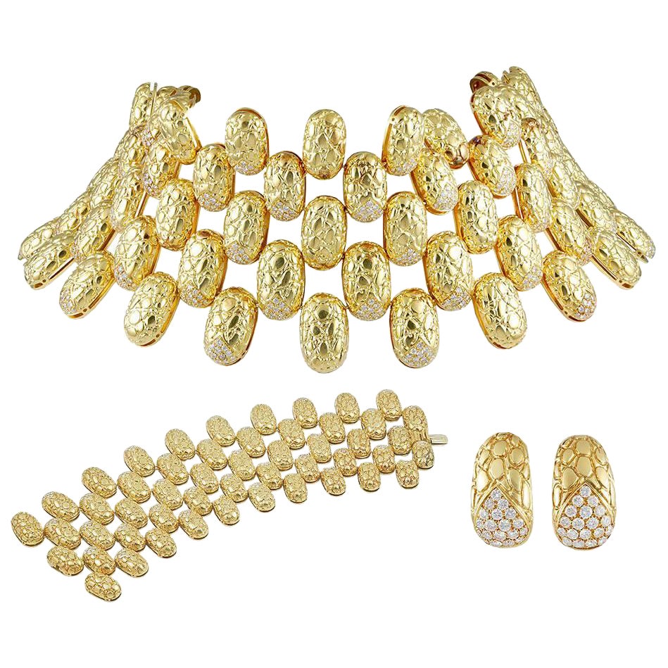 Gucci Runway Designer Diamond Gold Suite Necklace For Sale