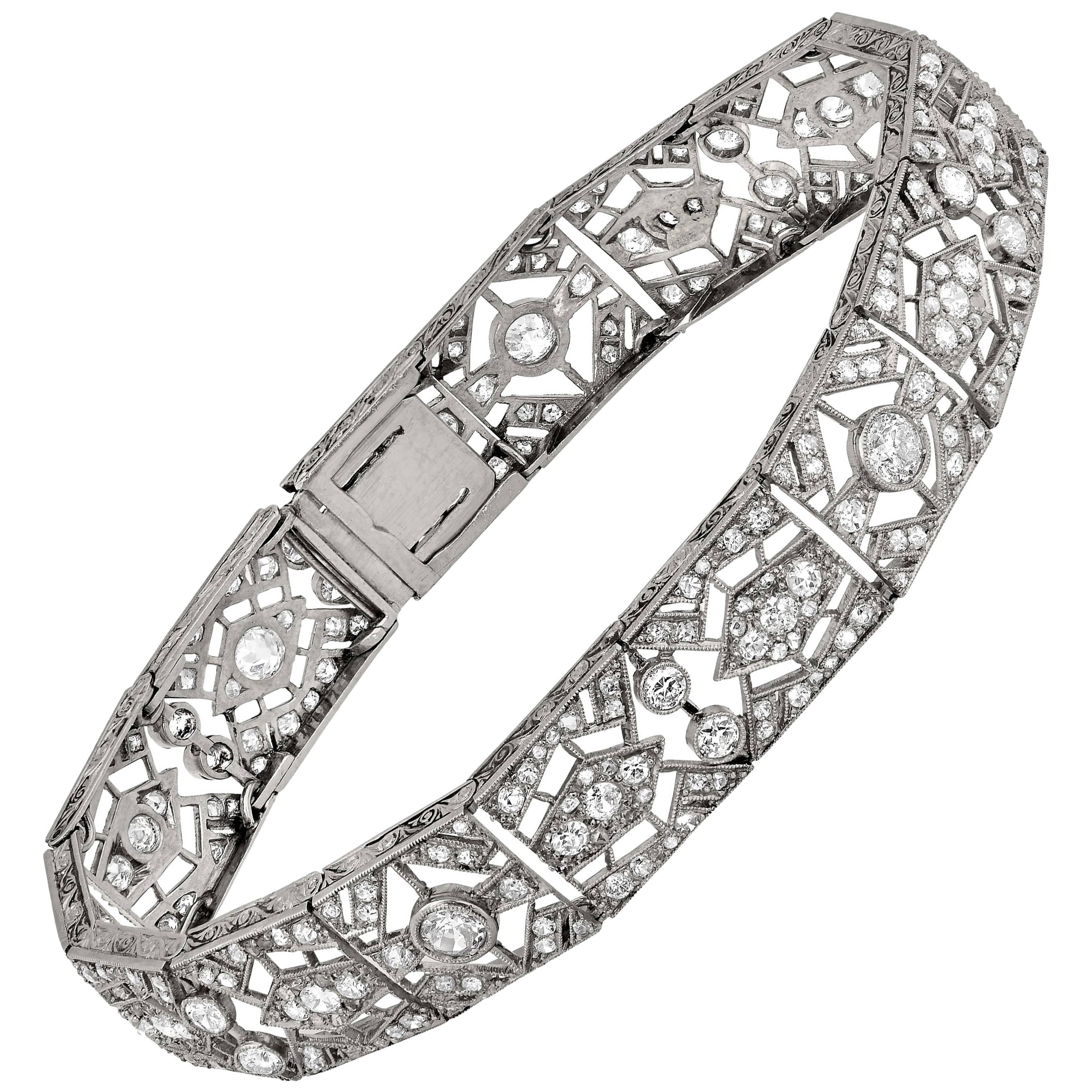 Platinum Art Deco Bracelet Featuring 5.5 Carat of Rose and Old Mine Cut Diamonds For Sale