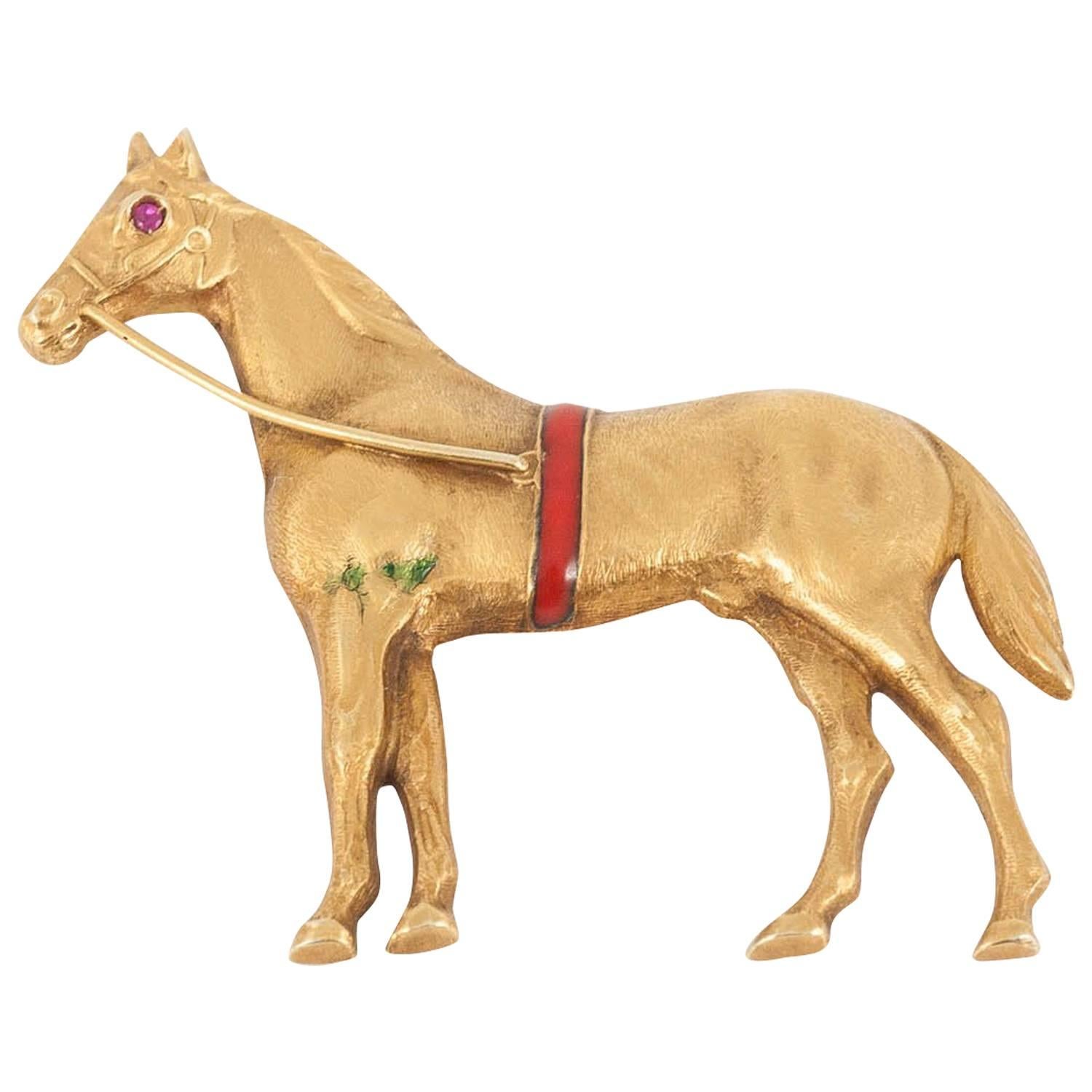 Equestrian Brooch of a Racehorse in 14 Karat Gold, Enamel & Ruby, USA circa 1900 For Sale