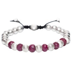 Bracelet classique en perles de rubis, d'argent et d'acier inoxydable de 10,98 carats