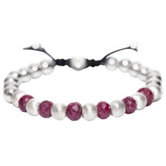 Bracelet classique en perles de rubis, d'argent et d'acier inoxydable de 10,98 carats 