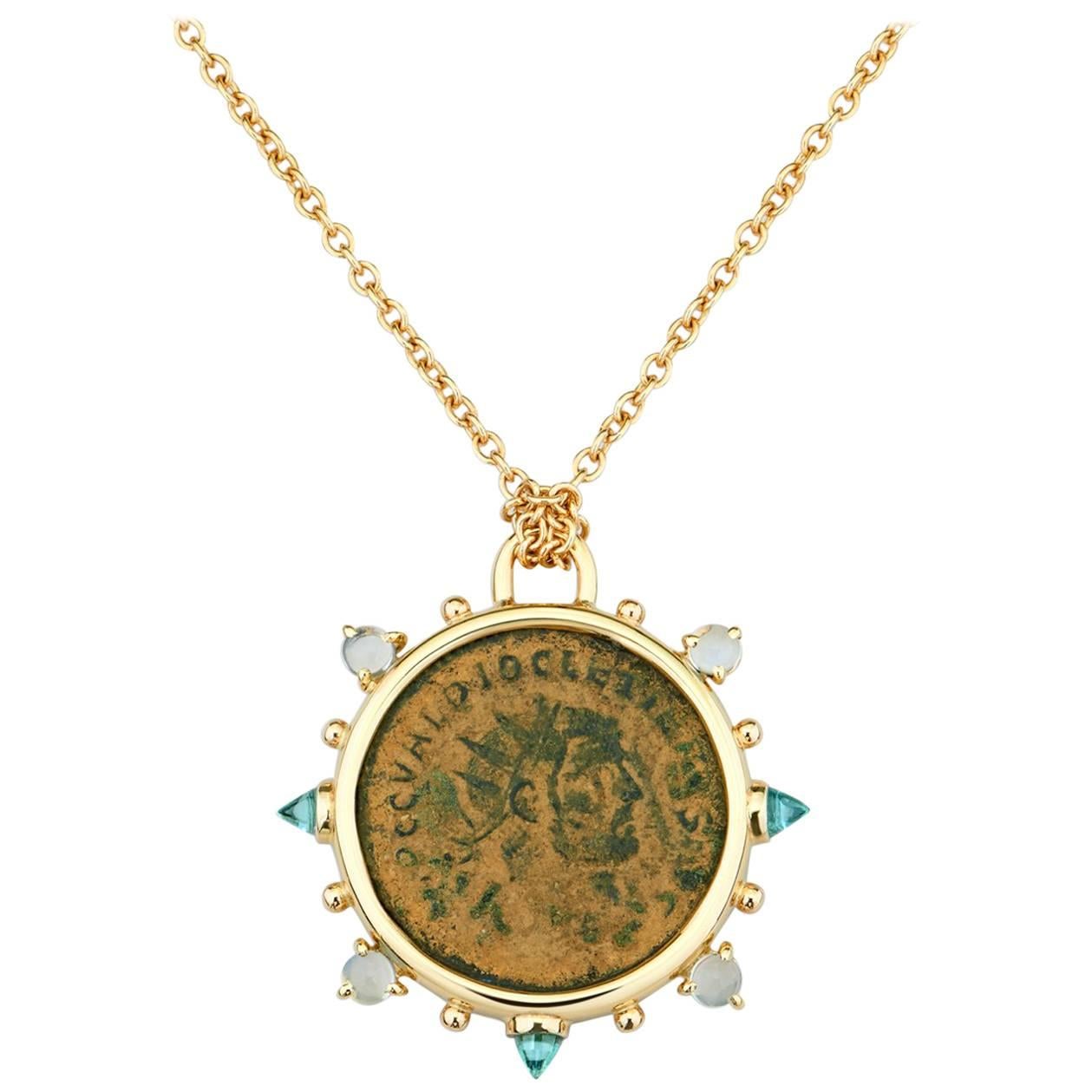 Dubini, collier en or 18 carats avec médaillon, médaillon en bronze et pierre de lune en forme de pièce de monnaie de style Diocletian antique