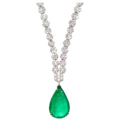16,57 Karat runder Diamant Grüner Smaragd in 18 Karat Gold Cluster-Halskette gefasst
