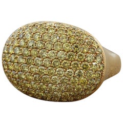 Bague dôme en or pavé de diamants jaunes de couleur fantaisie