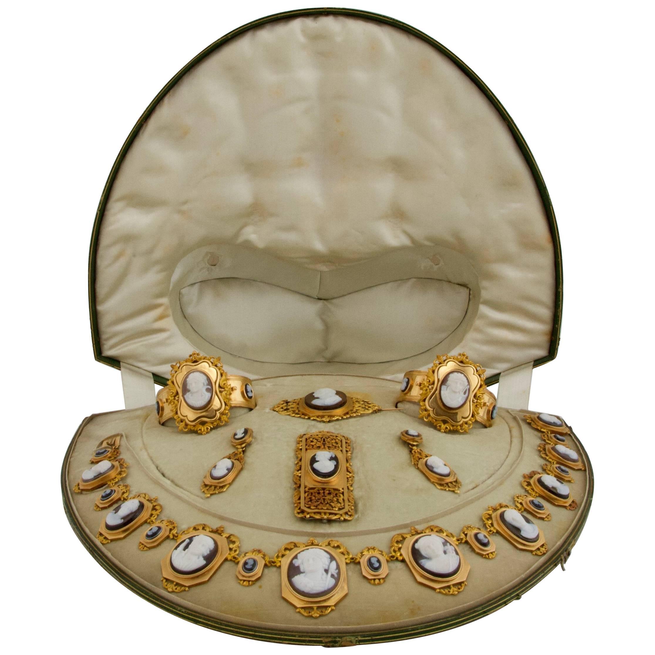 French King Louis-Philippe Era Mythology Cameo Gold Parure Original Fitted Case For Sale