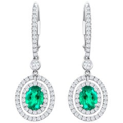1,01 Karat Smaragd im Ovalschliff und Diamant-Halo-Ohrringe