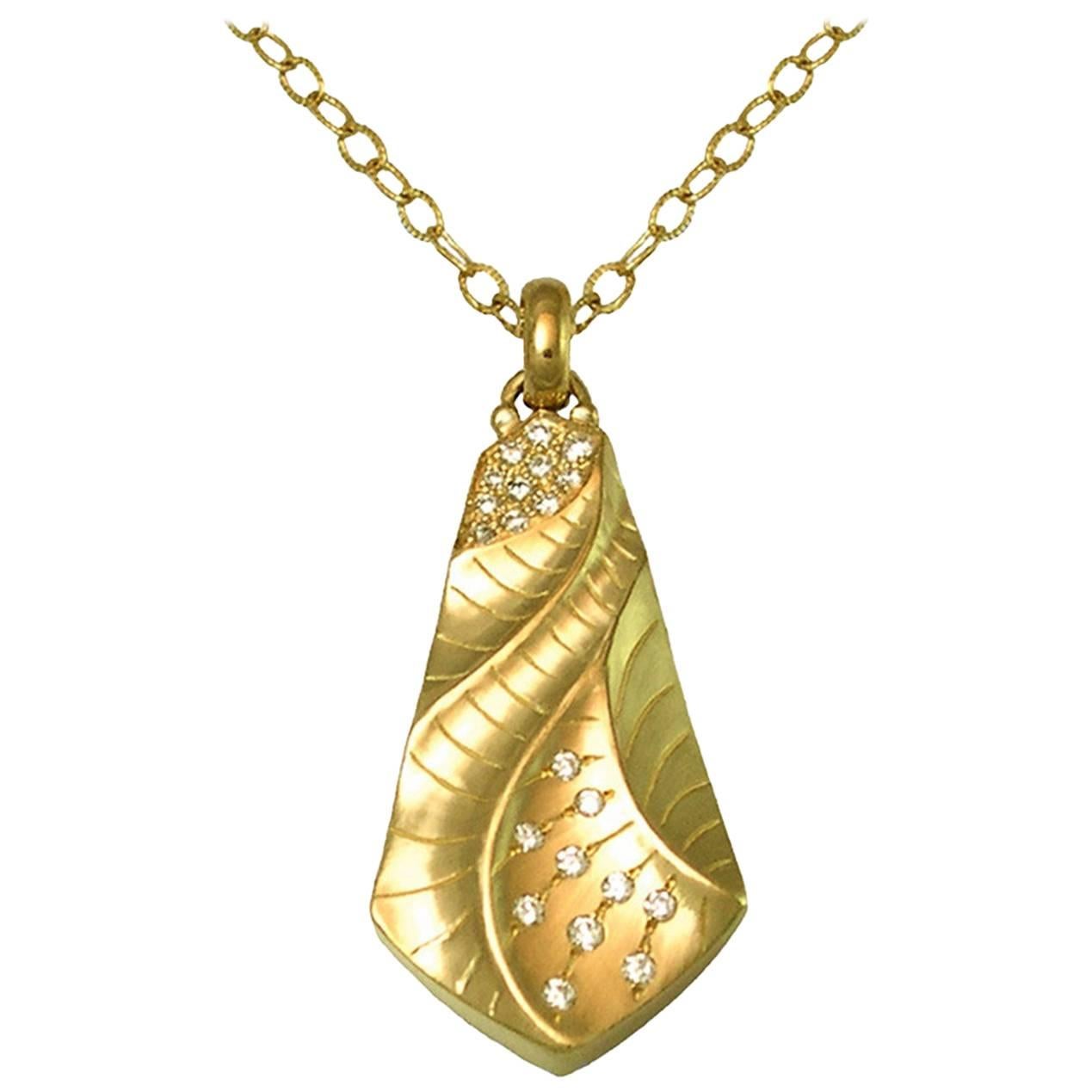 18 Karat Yellow Gold Pendant Necklace with 0.25 Carat Diamonds For Sale