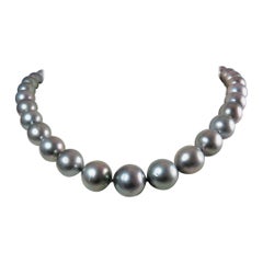 Collier de perles noires de Tahiti graduées avec fermoir plongeant en platine et diamants