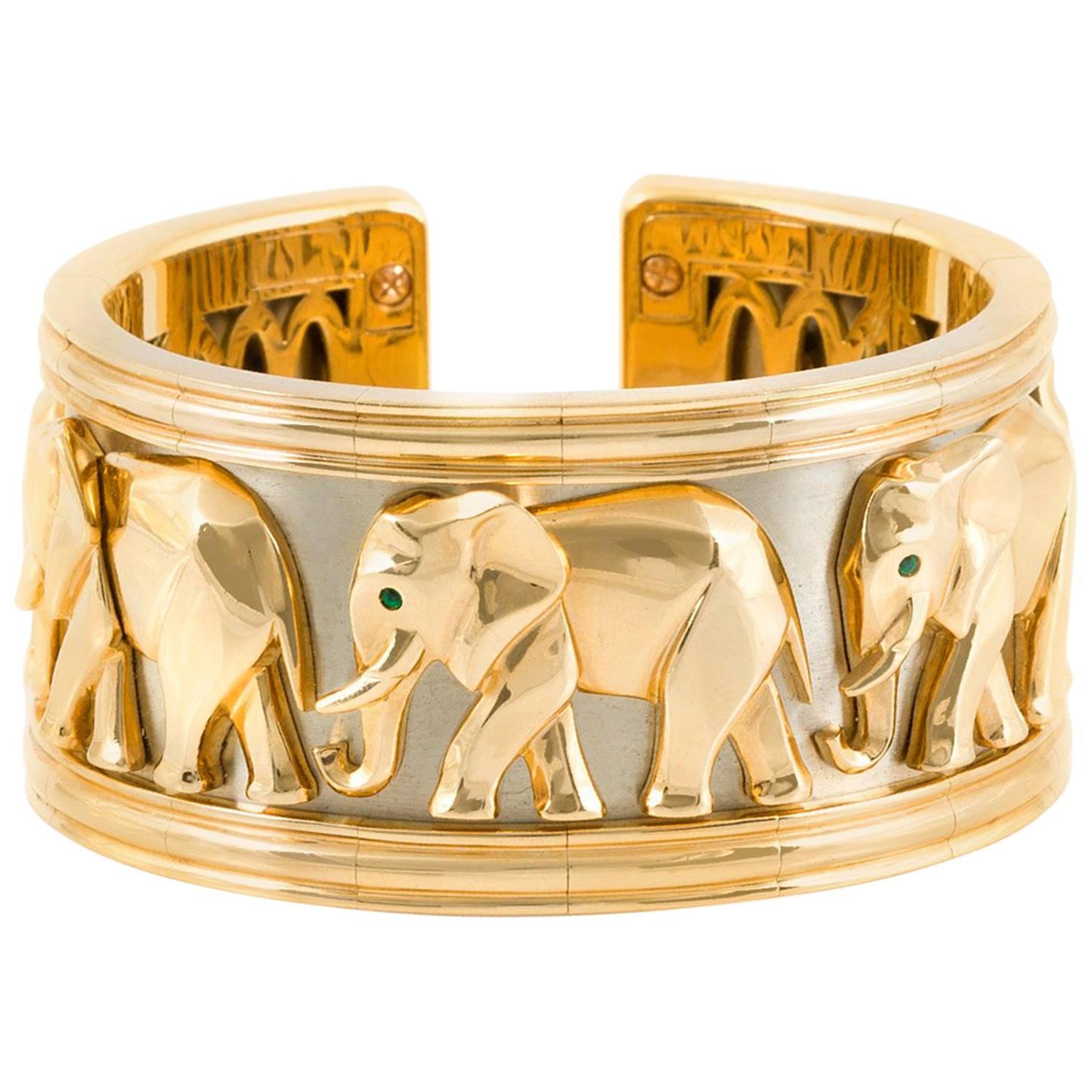 Cartier - Bracelet manchette en or avec éléphant qui marche