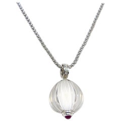 Pendentif Leyser en or blanc 18 carats, cristal de roche, rubis et diamants