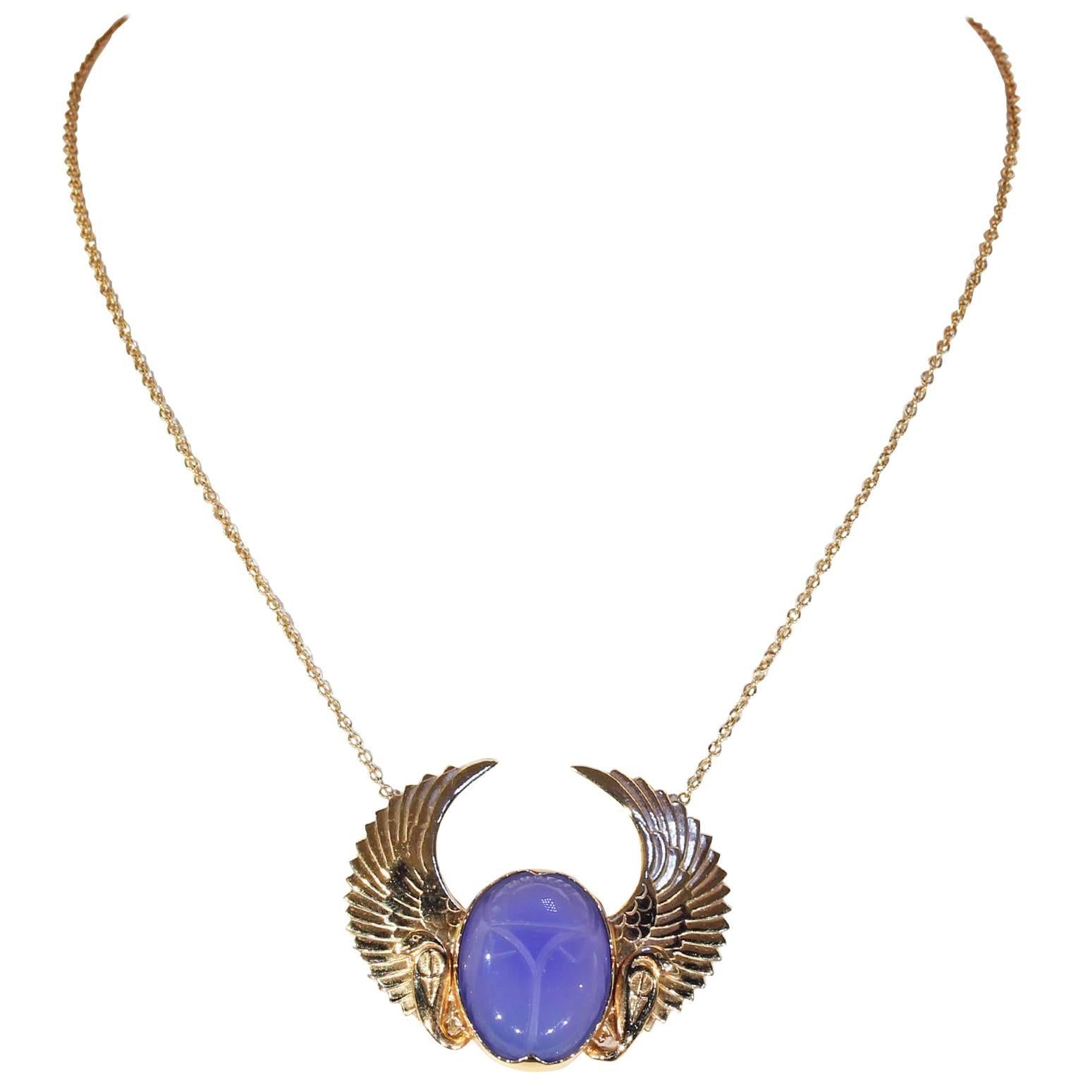 Art Deco Egyptian Revival Winged Scarab Chalcedony Gold Necklace For Sale