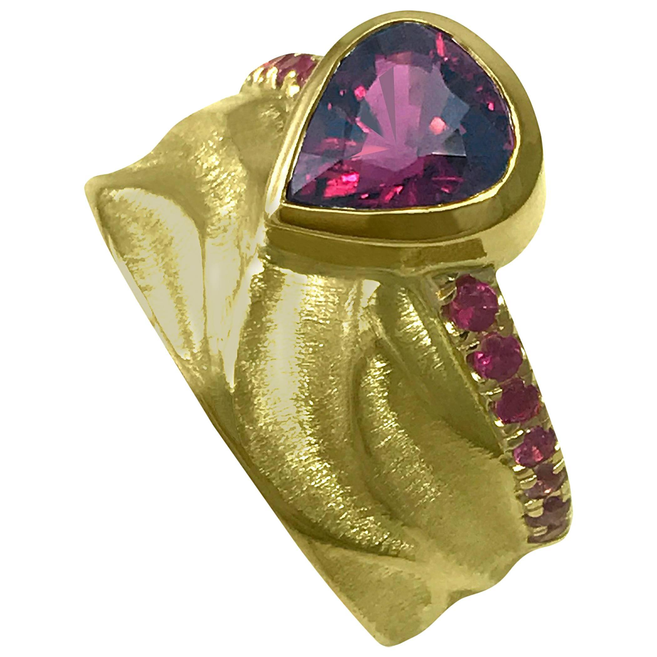 18 Karat Yellow Gold Texture Ring with 1.2 Carat Rhodolite Garnet Pink Sapphires For Sale