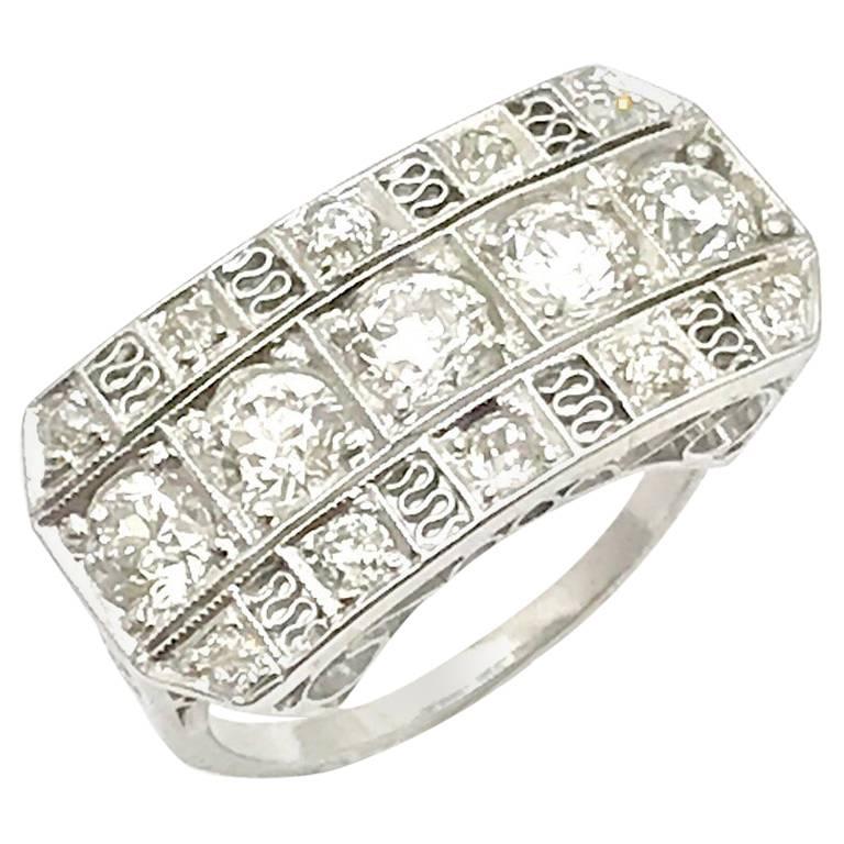 Anillo de Platino de Tres Hileras de Diamantes Antiguos de Corte Europeo Art Déco