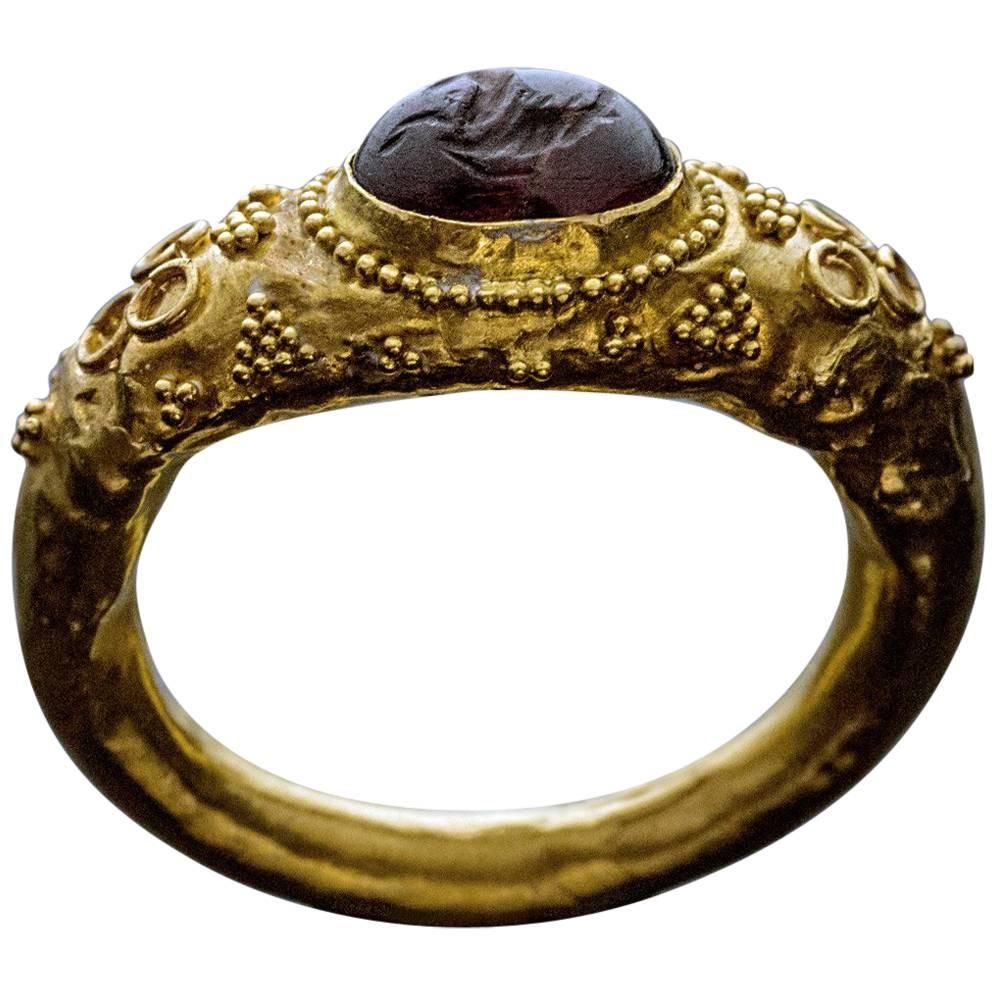 Ancient Roman Garnet Intaglio Gold Ring For Sale