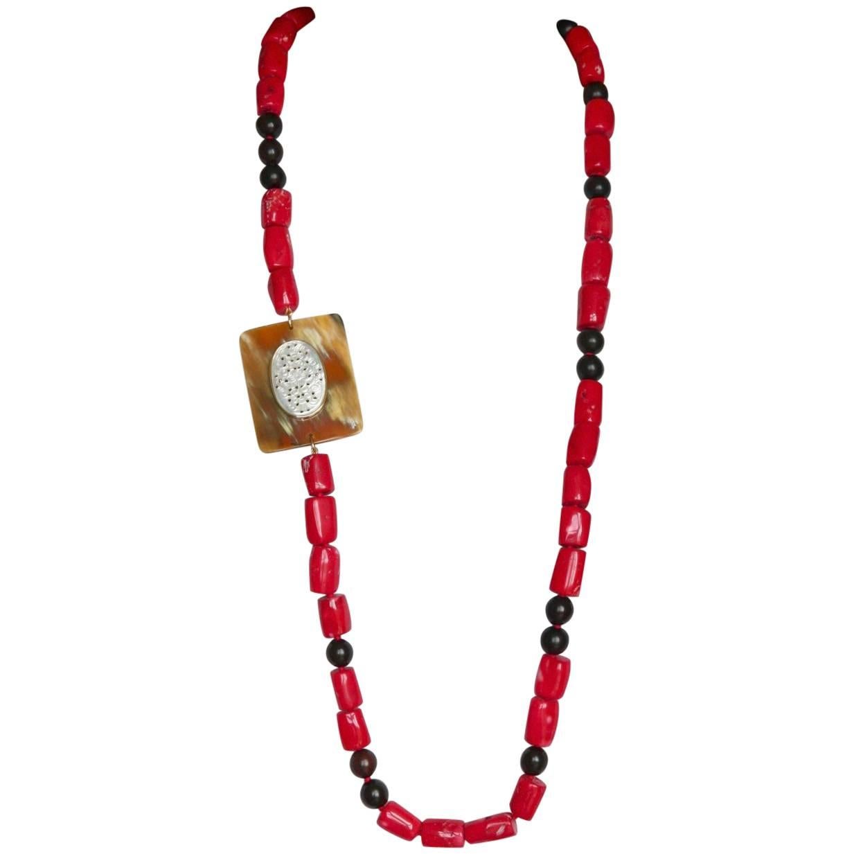 Long collier long en corail, or et ébène en vente