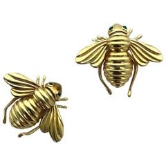 Pair of Bees Yellow Gold Sapphire and Emerald Clip Brooch