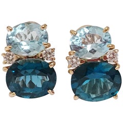 Boucles d'oreilles Gum Drop de taille moyenne avec topaze bleue bicolore et diamants
