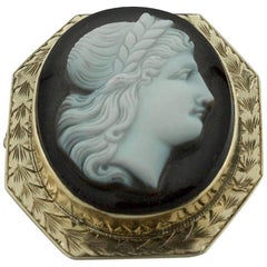 Antique Stone Cameo Brooch or Pendant in Yellow Gold, circa 1915