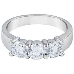 Roman Malakov, alliance à trois pierres avec diamants ronds brillants d'un total de 1.53 carats