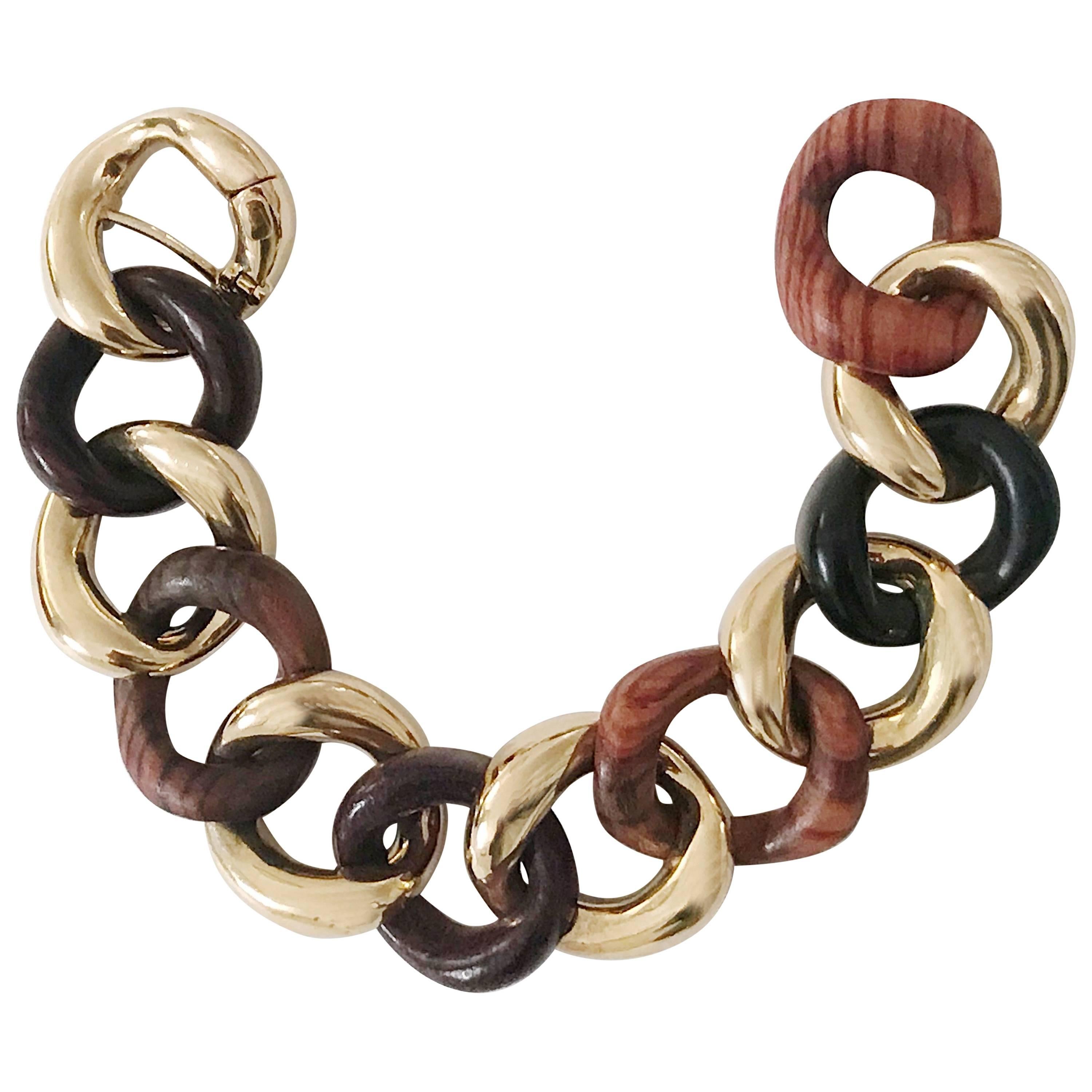 Gebogenes Gliederarmband aus verschiedenen Holzarten und Gold mit abwechselnden Gliedern