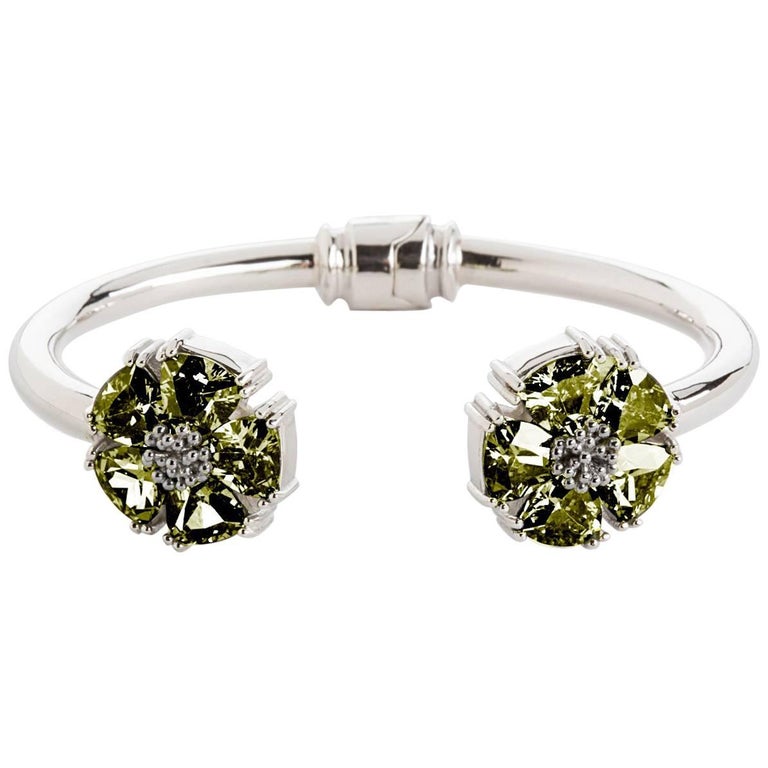 .925 Sterling Silver 10x7mm Olive Peridot S/M Blossom Stone Hinge Bracelet For Sale