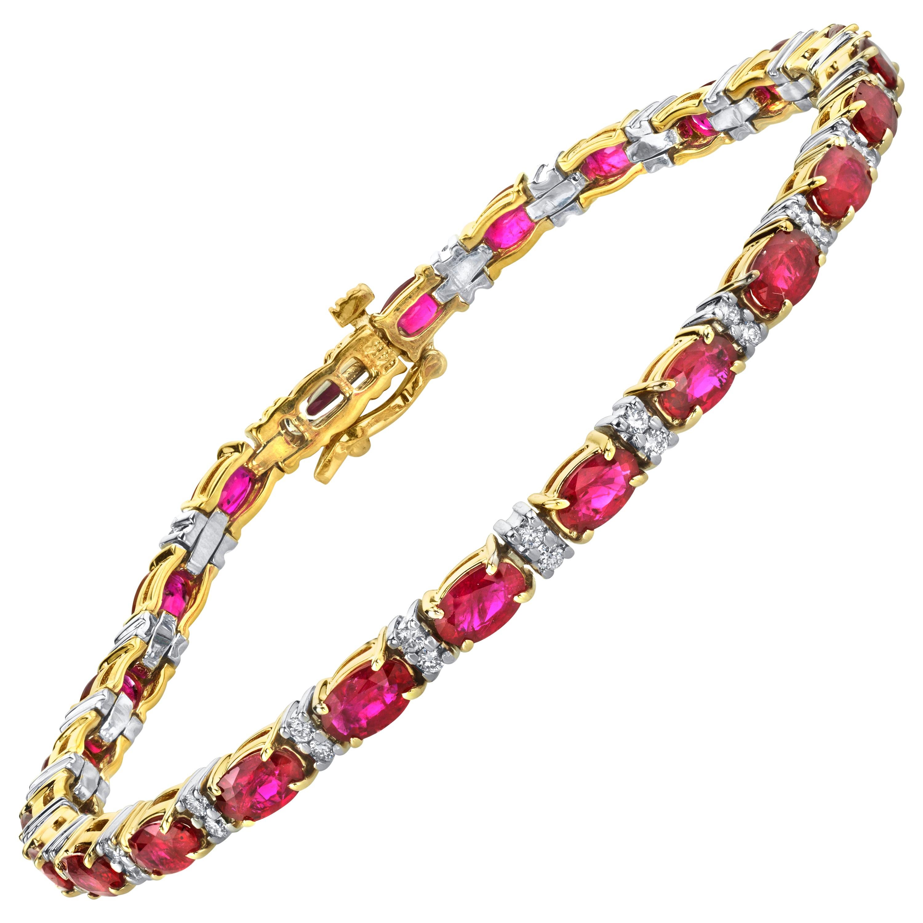 Ce superbe bracelet tennis en rubis et diamants présente plus de 6 carats de rubis brillants et vibrants associés à un demi-carat de diamants taille brillant ! Vingt-quatre rubis succulents sont sertis dans de l'or jaune 14k, alternant avec des