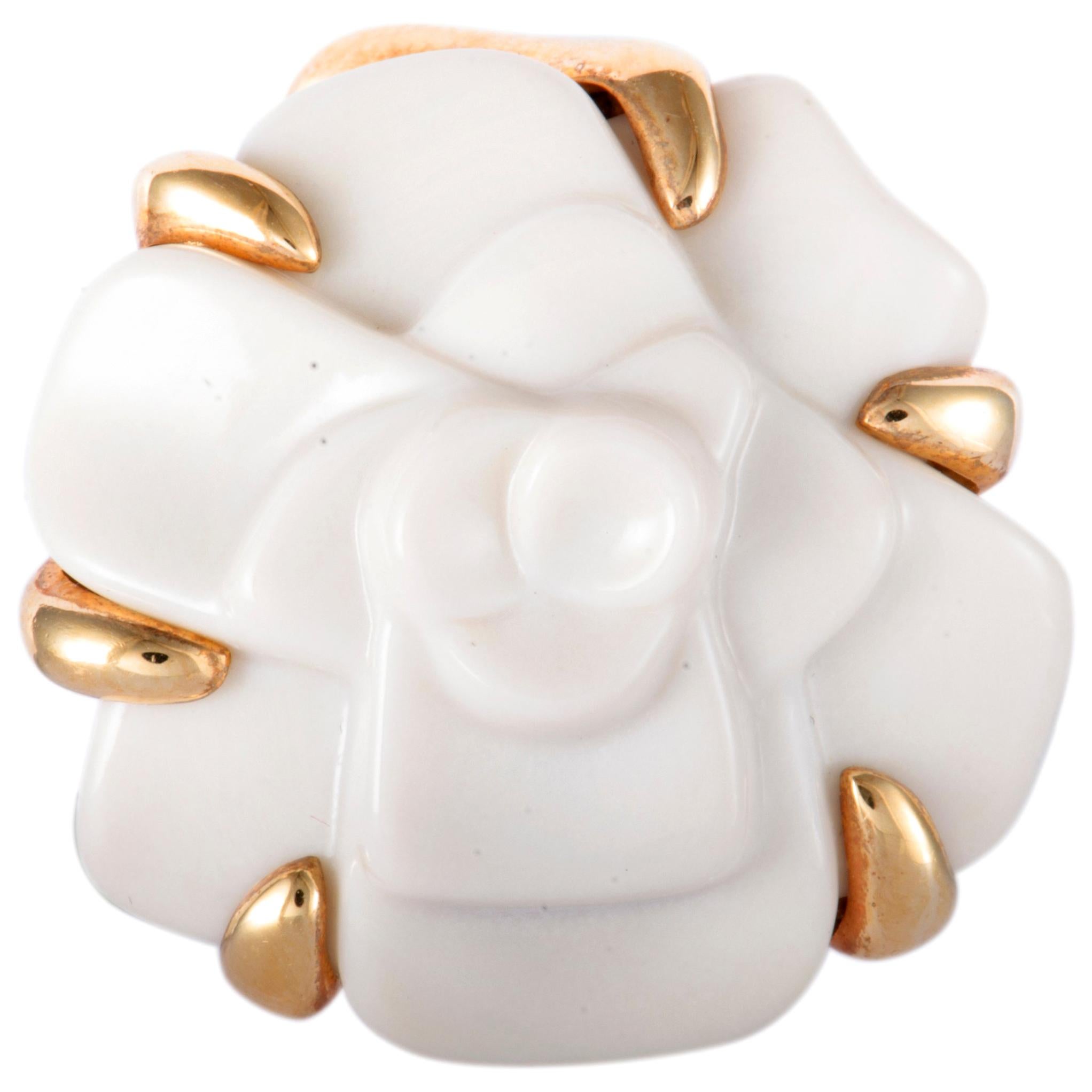 Chanel Camélia White Agate and Yellow Gold Flower Pendant