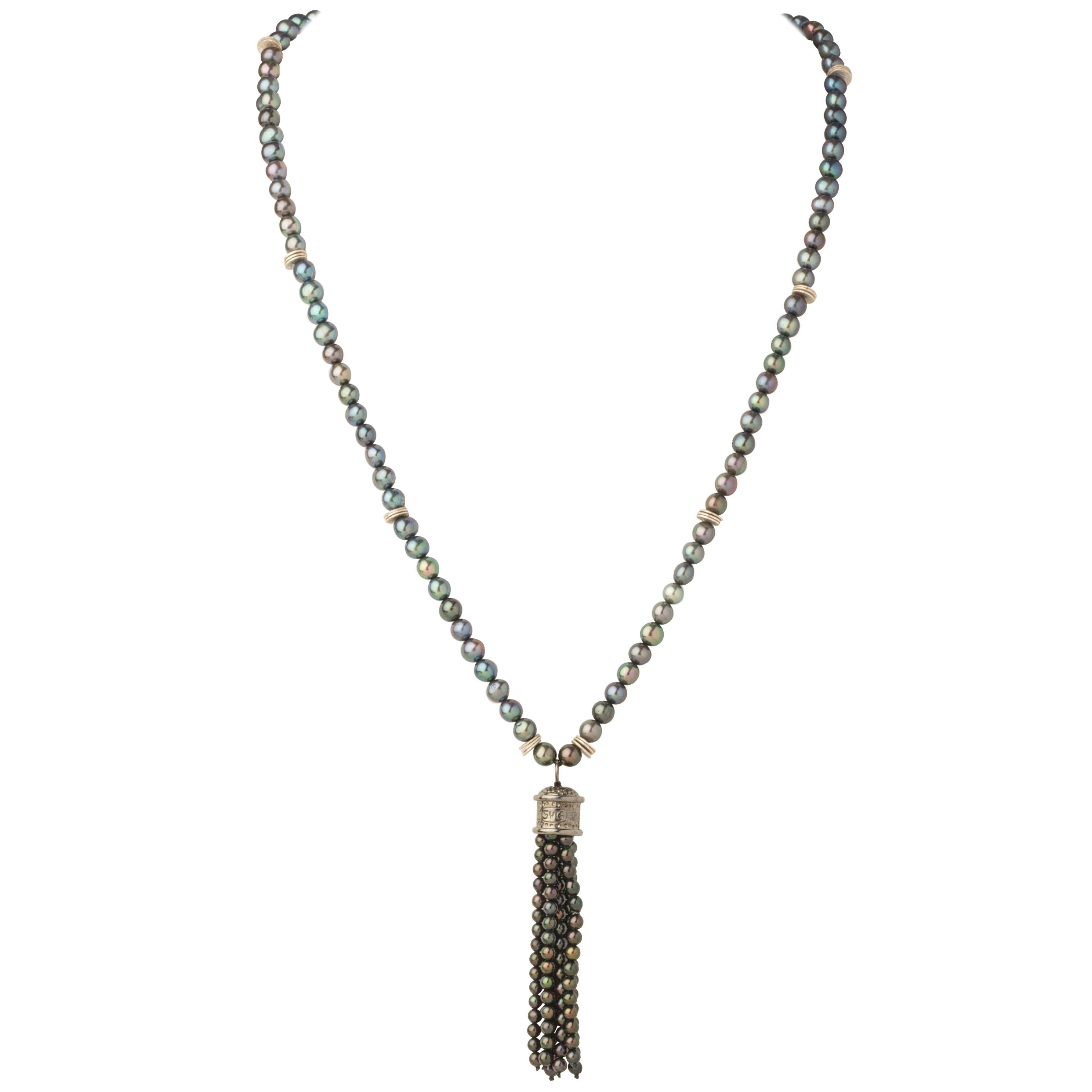 Halskette mit Quastenanhänger aus Sterlingsilber mit schillernden Perlen  im Angebot