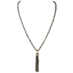 Halskette mit Quastenanhänger aus Sterlingsilber mit schillernden Perlen 