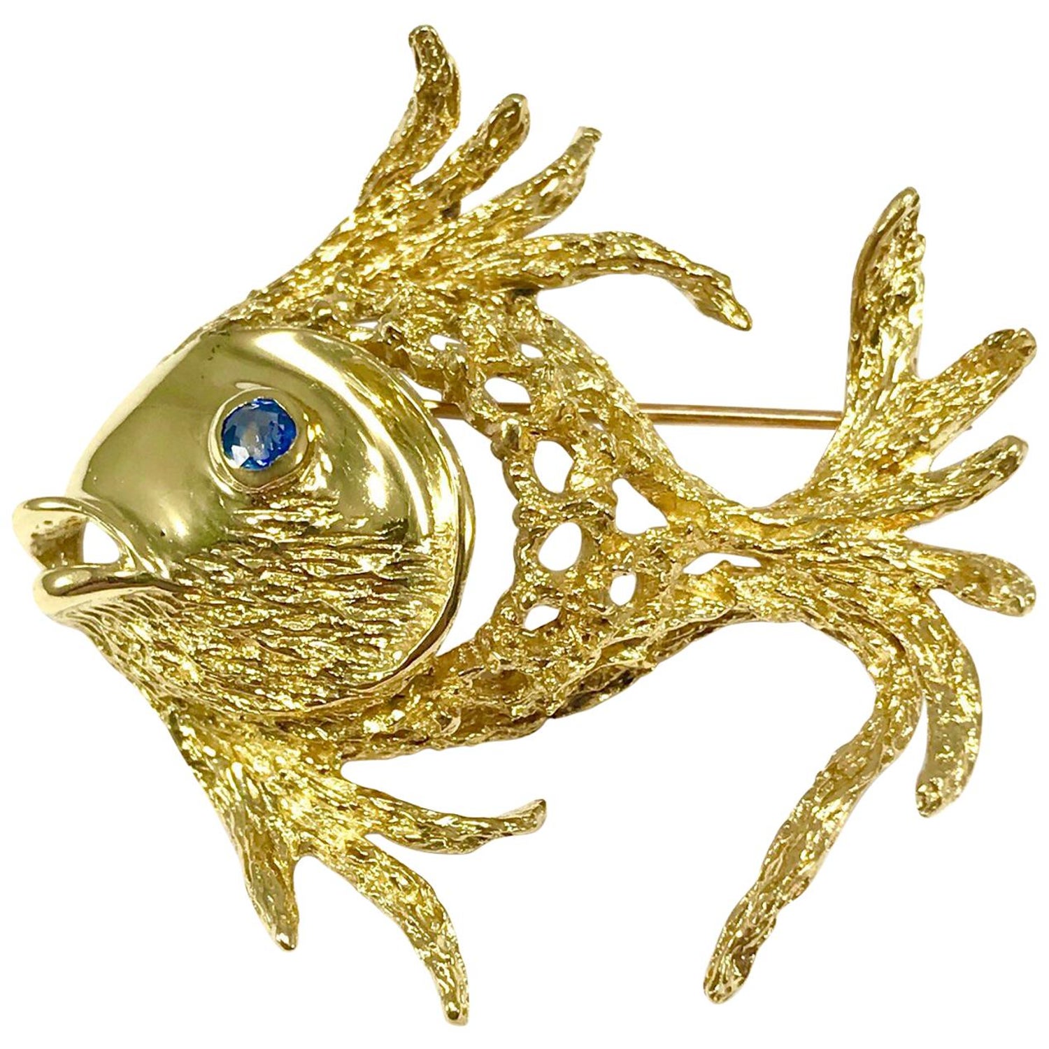 18 Karat Yellow Gold Angel Fish Brooch with Sapphire Eye For Sale at 1stDibs