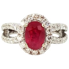 Bague en or blanc tissée à l'épaule avec rubis ovale de 2,38 carats et halo de diamants de 1,81 carat