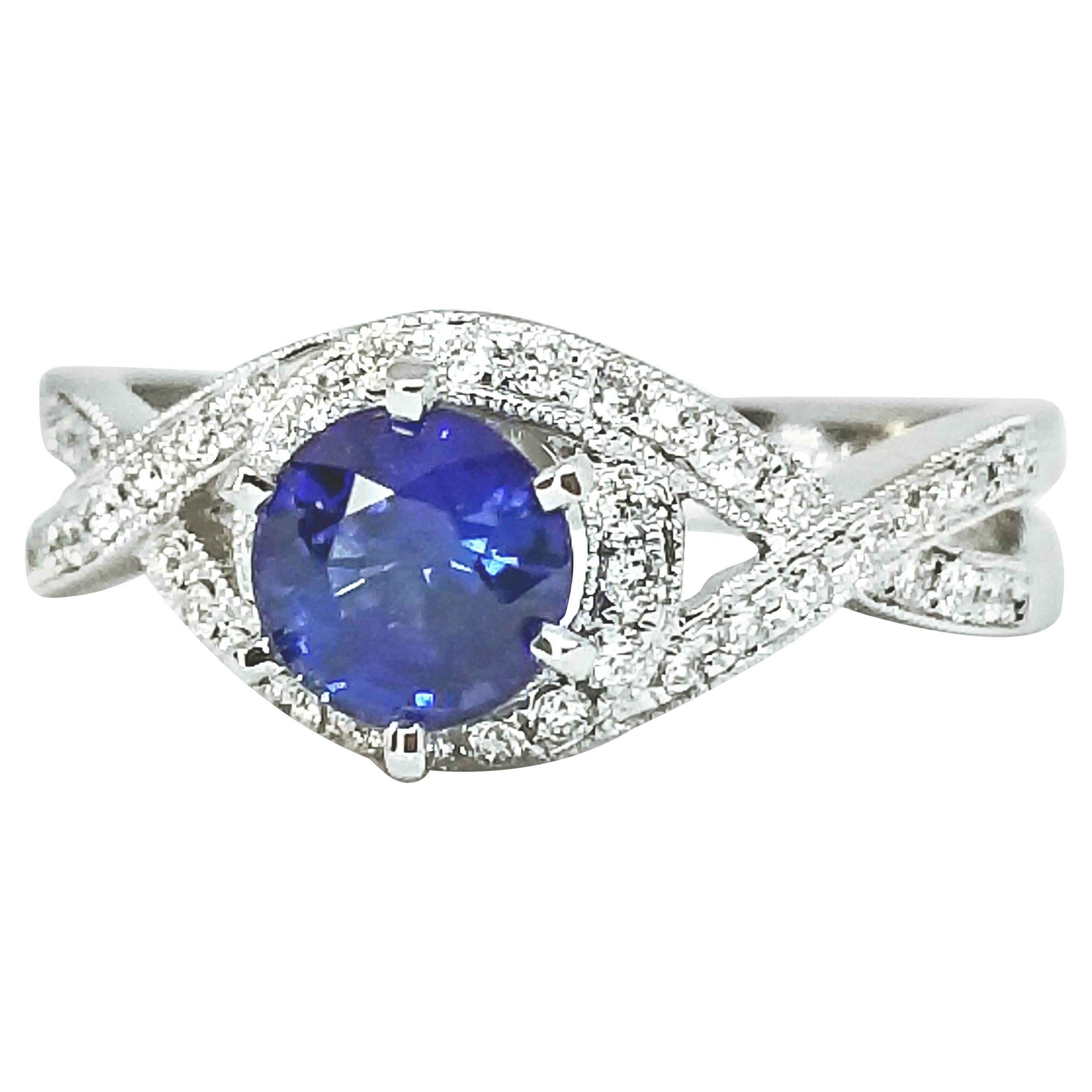Bague de fiançailles ou de main droite en or blanc avec saphir bleu de 1,02 carat et diamants