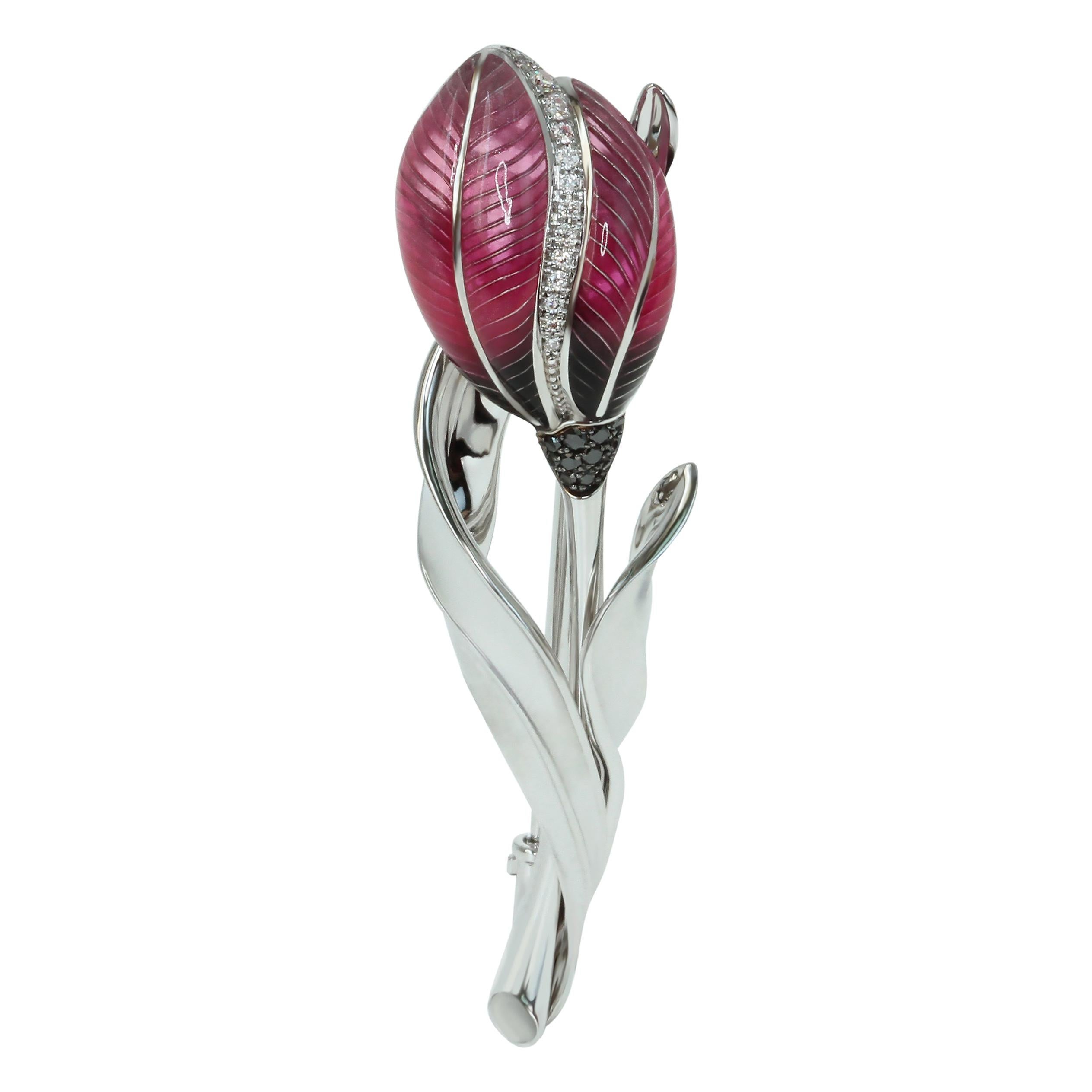 Tulip-Brosche aus 18 Karat Weißgold mit schwarzen und weißen Diamanten und farbiger Emaille im Angebot