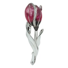 Tulip-Brosche aus 18 Karat Weißgold mit schwarzen und weißen Diamanten und farbiger Emaille