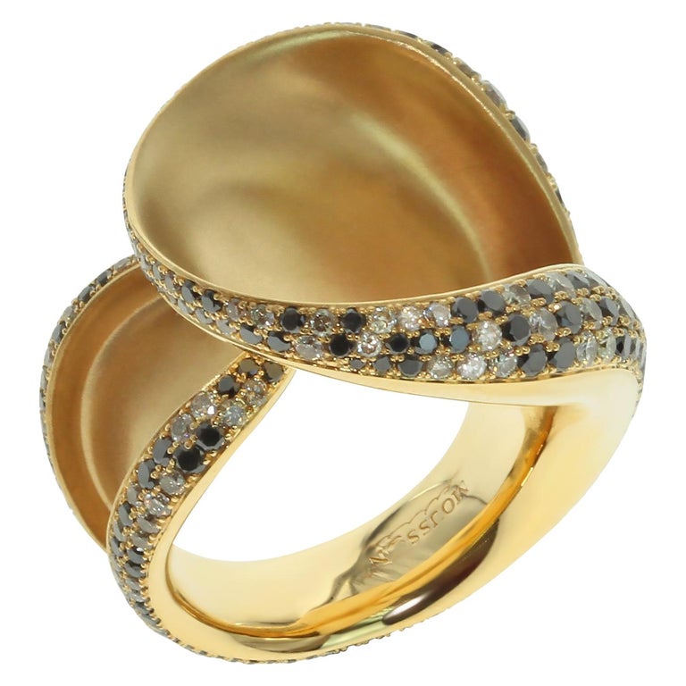Black and Champagne Diamond 18 Karat Yellow Gold Ring 1