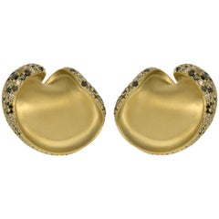 Boucles d'oreilles en or jaune 18 carats avec diamants noirs et champagne