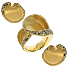 Schwarzer und Champagnerfarbener Diamant 18 Karat Gelbgold Ohrringe Ring Suite