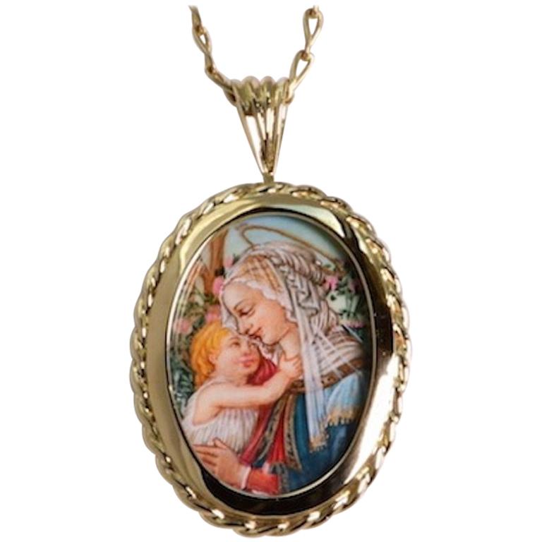 Hand Painted "Mother & Child" Relgious Pendant Yellow Gold 18 Karat 7.9 grams For Sale