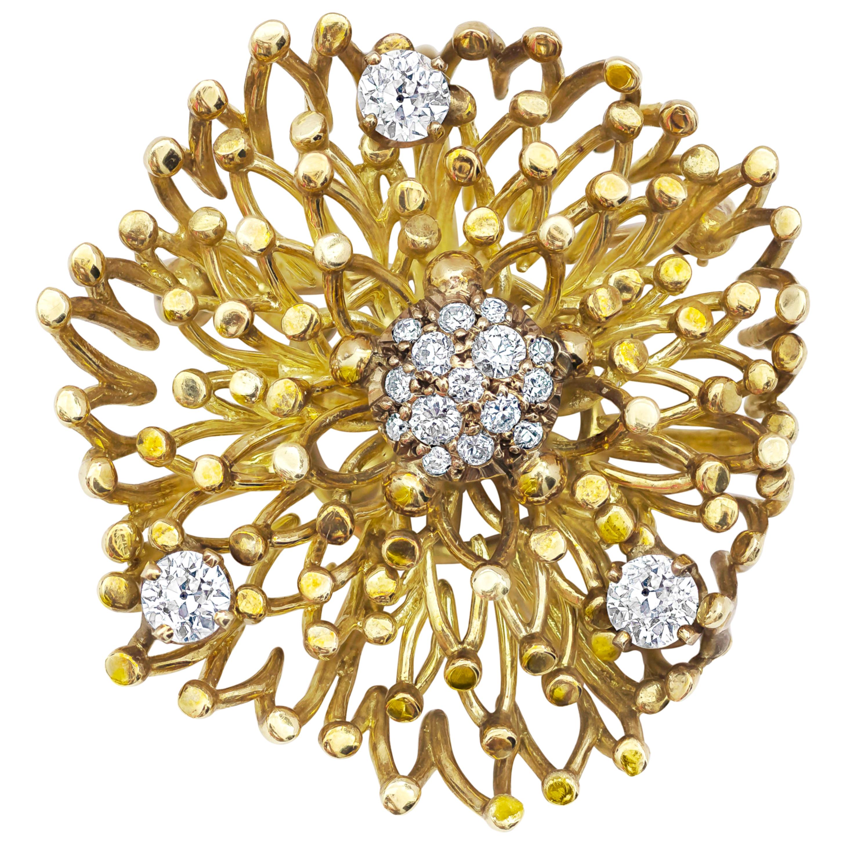 Antiguo Broche Floral con Racimo de Diamantes de Corte Europeo en Oro Amarillo