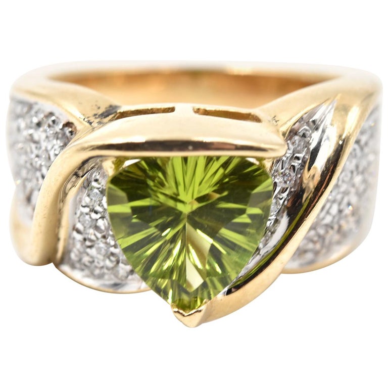 Peridot and Diamond 14 Karat Yellow Gold Ring For Sale at 1stdibs