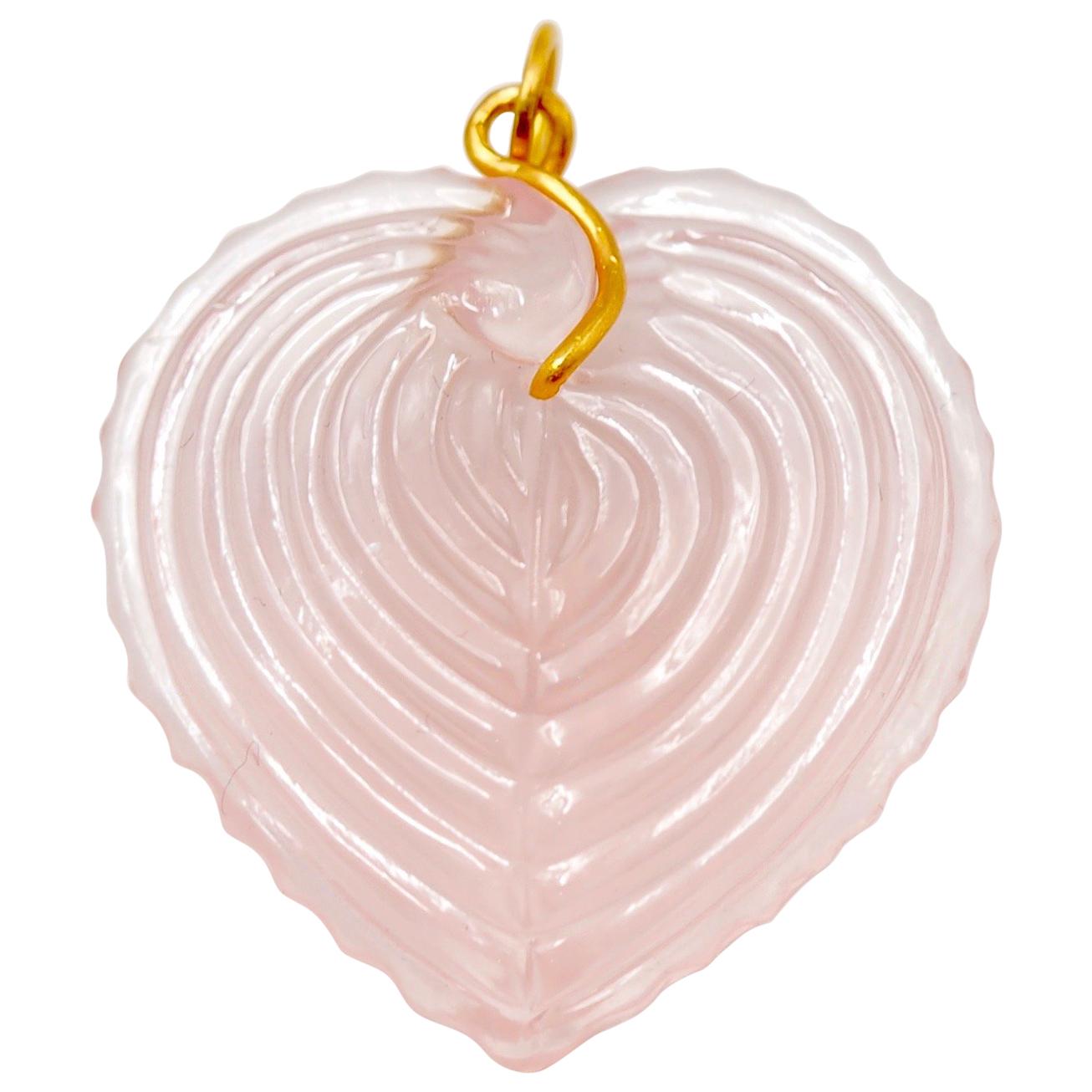 Pendentif en or 22 carats et quartz rose sculpté à la main avec grande coquille de cœur en forme de cœur