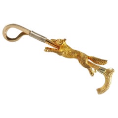 1920s 9.2 Grams 15 Karat Gold Fox and Riding Crop Hunting Brooch Stock Pin