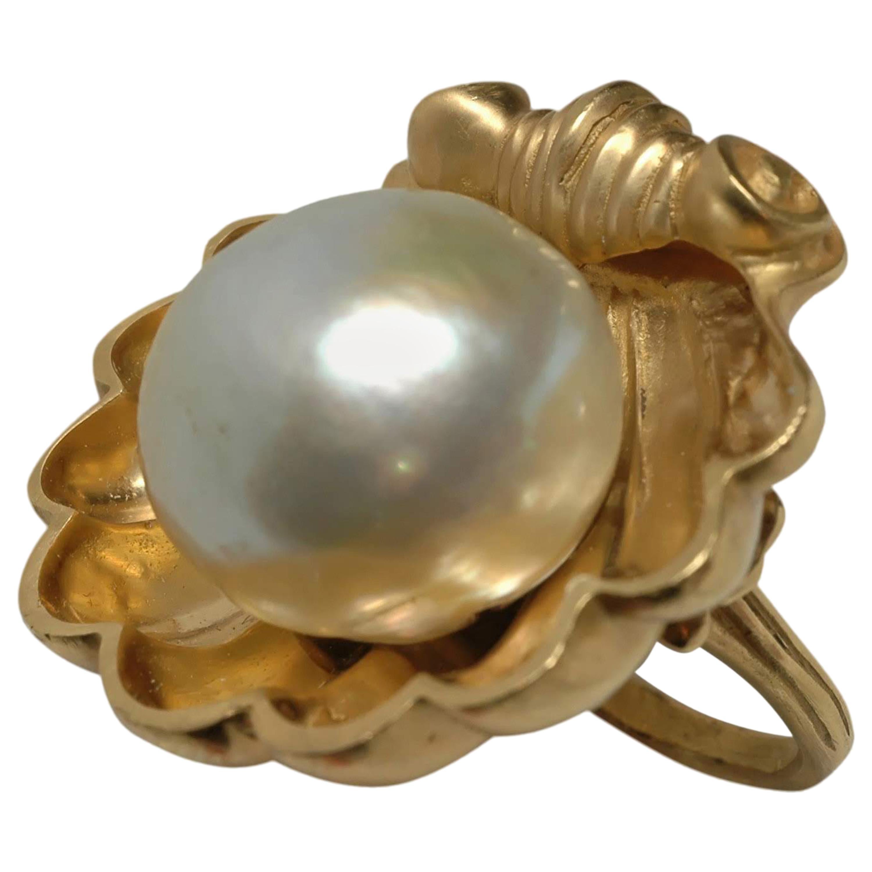 Sylvie Corbelin Shell Shape Ring in Yellow Gold with a South Sea-Pearl  im Angebot