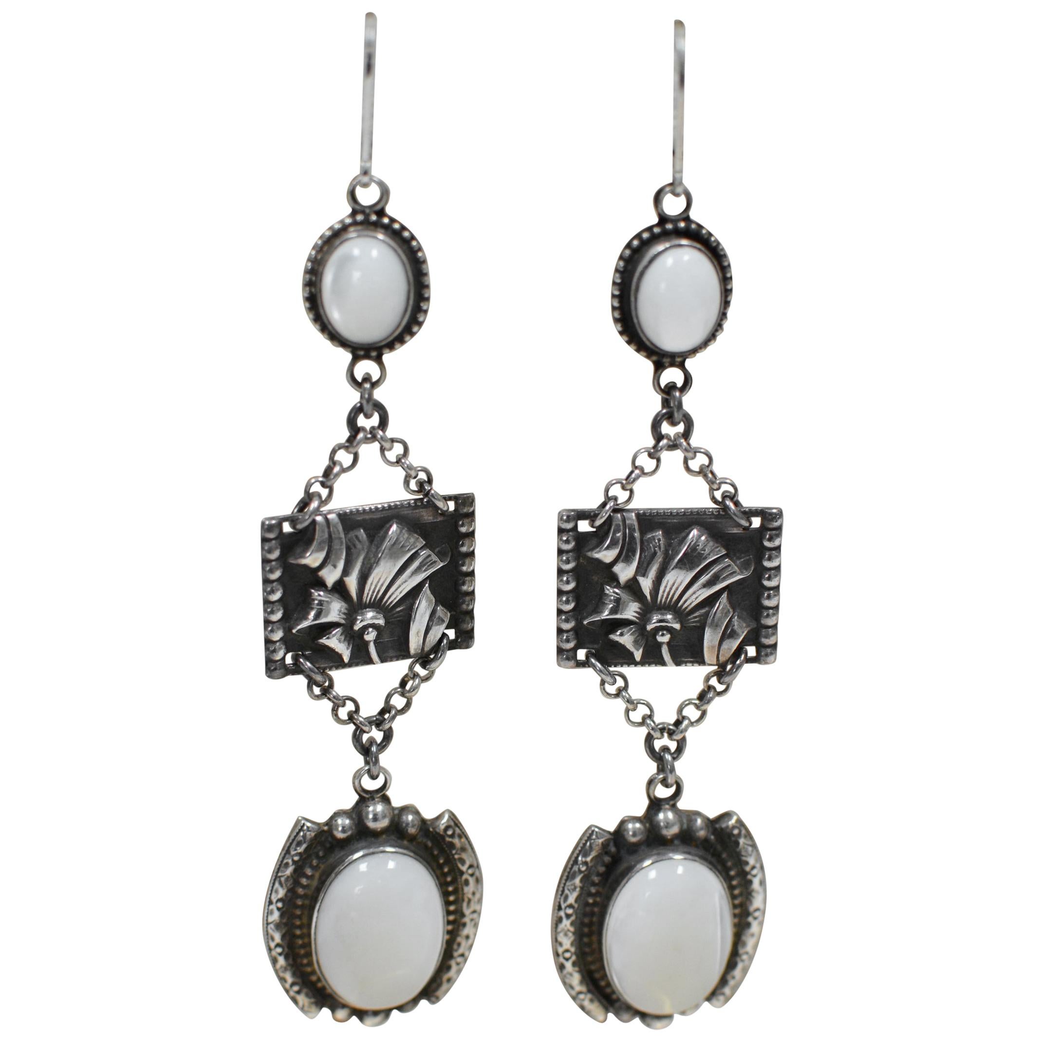 Jill Garber Boucles d'oreilles en goutte en argent sterling en relief repoussé avec nacre et nacre en vente