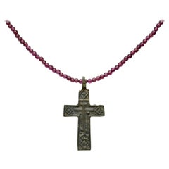 Pendentif croix en bronze de la fin du Moyen Âge