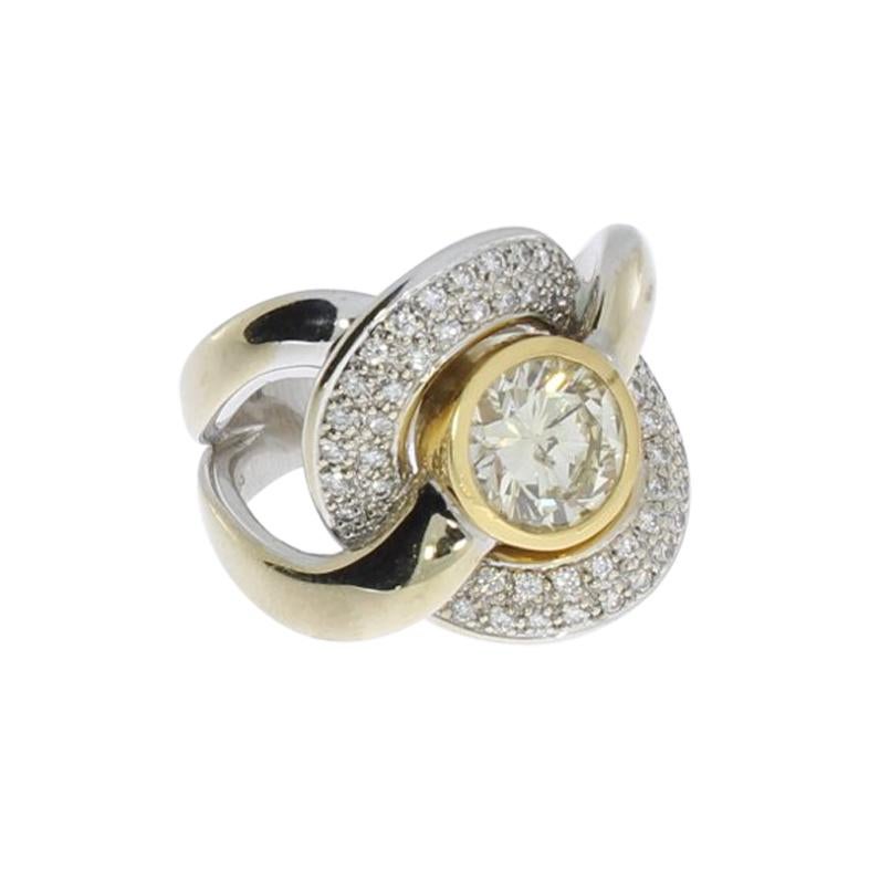 Ring aus Weiß- und Gelbgold mit Diamanten im Angebot