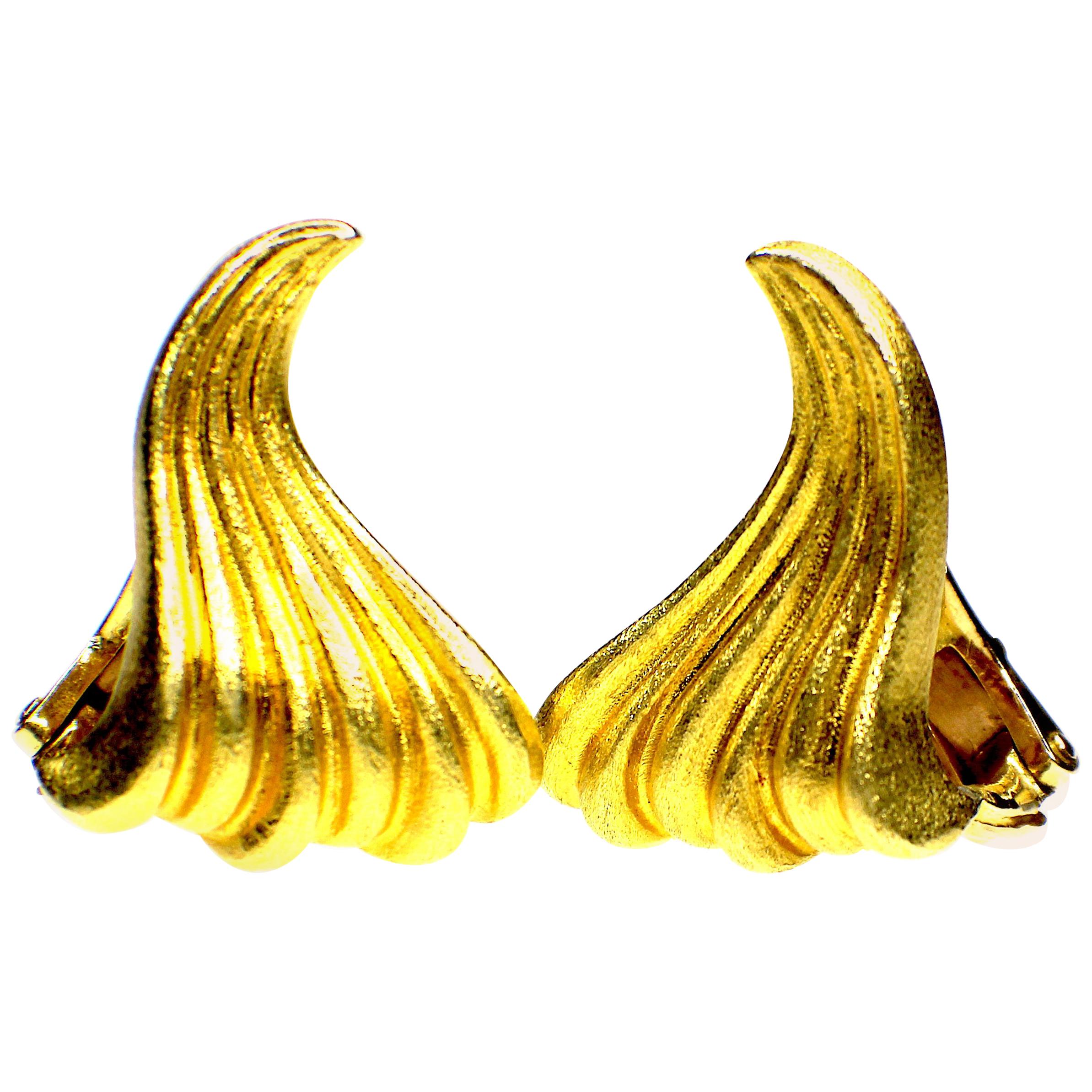 GEMOLITHOS Maramenos & Pateras "Waves" Pair of Earclips, 18 Karat Gold 1980s For Sale