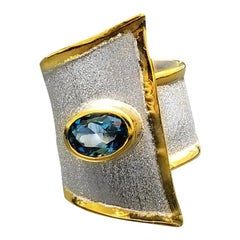 Yianni Creations Zweifarbiger breiter Bandring mit blauem Topas und feinem Silber 24-Karat Gold